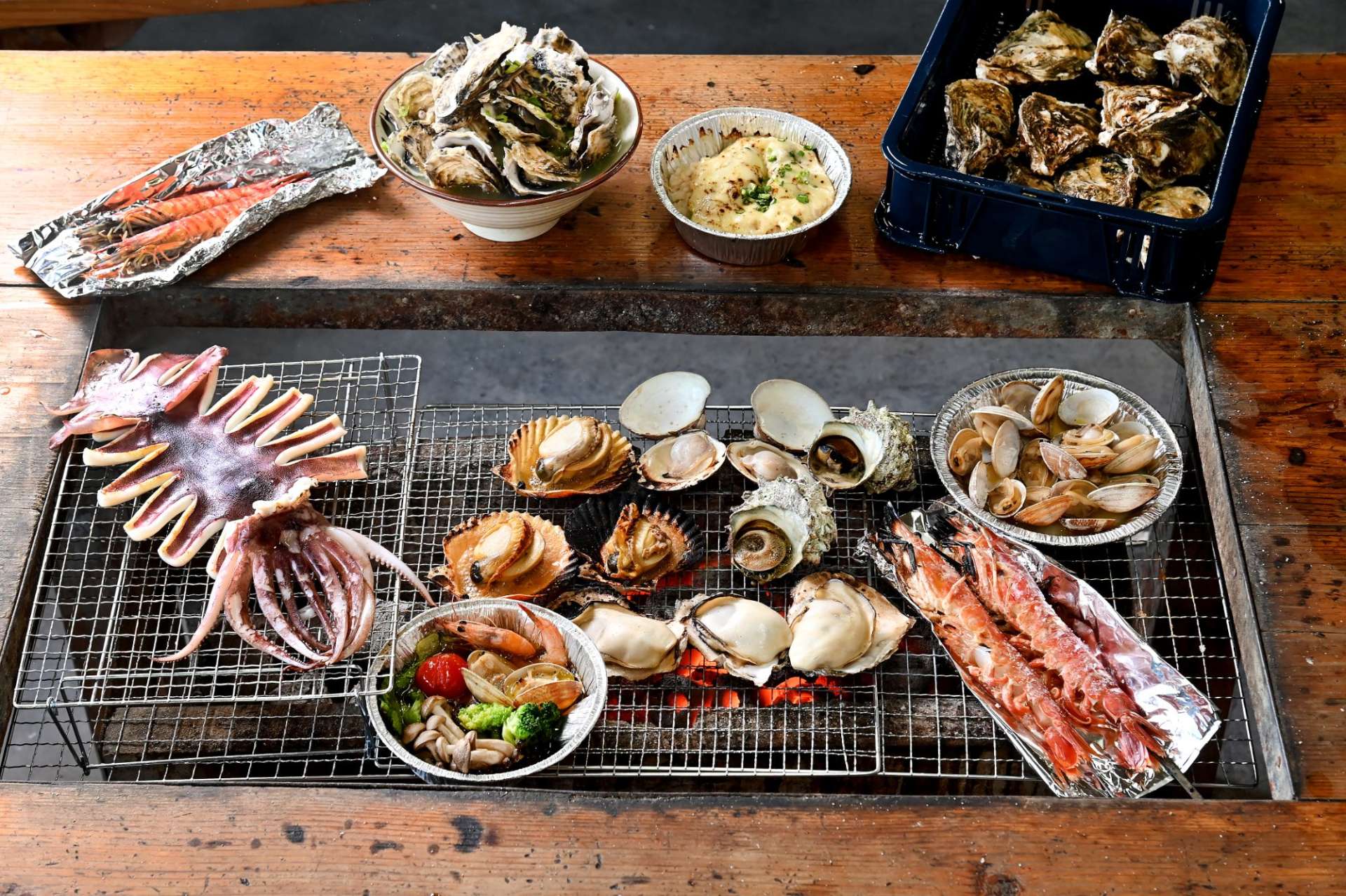 竹崎海産では牡蠣や竹崎カニなど色々な海産物やサイドメニューが楽しめます